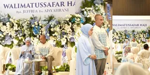 Potret Pengajian Aisyahrani Jelang Berangkat Haji dengan Suami, Penuh Tangis Haru
