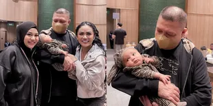 Potret Perdana Raul Lemos Gendong Baby Azura, Antar Cucu Keduanya Pertama Kali Terbang ke Luar Negeri