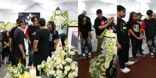 Potret Personel Band Gigi Beri Penghormatan Terakhir Kepada Ricky Siahaan Seringai di Rumah Duka