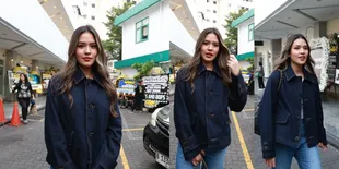 Potret Raisa Ikut Tempelkan Stiker di Peti Jenazah Ricky Siahaan