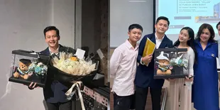 Potret Randy Martin Lulus Sidang Skripsi, Kehadiran Ria Ricis Sempat Jadi Sorotan