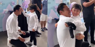 Potret Raphael Moeis Anak Sandra Dewi Bisa Menebak Sang Ayah Hanya Dari Bau Parfum, Netizen: Wangi Kekayaan Memang Beda