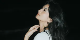 Potret Ratu Sofya Tampil Anggun Menyatu dengan Alam