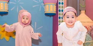 Potret Rayyanza Buka Bareng Lily, Gemes Pakai Gamis