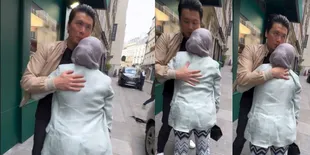 Potret Reino Barack Pijat Syahrini di Tepi Jalan Ketika Sang Istri Capek, Romantis Abis