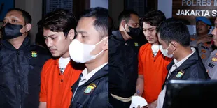 Potret Rizky Billar Kenakan Baju Tahanan Usai Jadi Tersangka Kasus KDRT, Hanya Bisa Tertunduk Lemas