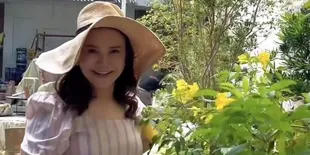 7 Potret Rossa Berkebun di Rumah Mumpung Libur: Bagus Gak Taman Aku?