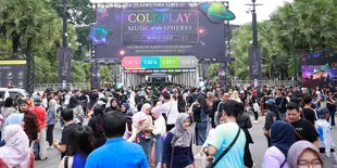 Potret Suasana Jelang Konser Coldplay, Para Penonton Serbu GBK - Ramai Penjual Aksesoris