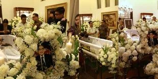 Potret Suasana Persemayaman Mendiang Hotma Sitompul di Rumah, Penuh dengan Bunga Putih