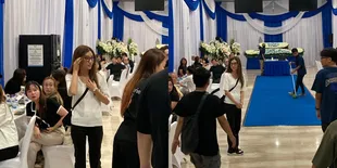 Potret Suasana Rumah Duka, Jenazah Ayah Sarwendah Belum Tiba - Ruben Onsu Kirim Karangan Bunga