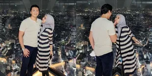 Potret Syahrini dan Reino Barack di Rooftop, Saling Beri Pandangan Mesra Disaksikan Langit Malam Jepang