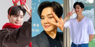Potret Tampan Song Kang dengan Pose Andalan Pamer 'V Sign', Cowok Cute Tebar Pesona Menggemaskan!