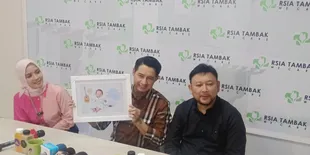 Potret Tangis Haru Chand Kelvin Saat Pertama Kali Azankan Putranya: Aku Nggak Pernah Sebahagia Ini