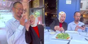 Potret Tawa Bahagia Dewi Yull yang Kini Anaknya Berhasil S2 di Amerika - Tak Lupa Traktir Dewi Yull Saat Berkunjung