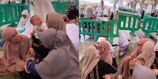 Potret Tawa Bahagia Lesti di Madinah, Momong Baby L - Peluk Mesra Bebizie