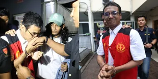 Potret Vadel Badjideh Cium Tangan dan Peluk Orang Tua Sebelum Sidang, Full Support Keluarga