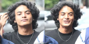 Potret Vadel Badjideh di Polres Metro Jaksel, Tenang dan Penuh Senyum Saat Kawal Saksi