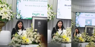 Potret Wajah Duka Anak Ricky Siahaan di Samping Peti Jenazah Ayahnya, Tak Kuasa Menahan Kesedihan