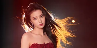 Potret Wang Churan dengan Gaun Merah, Cantik yang Sinematik dan Penuh Magis
