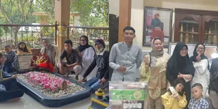 Potret Yan Vellia Ziarah ke Makam Mendiang Didi Kempot di Ngawi, Jumpa Istri Pertama