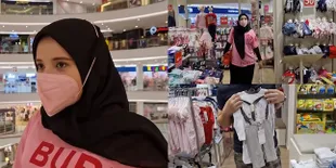Potret Zaskia Sungkar Belanja Perlengkapan Bayi di Usia Kehamilan 8 Bulan, Irwansyah Protes Harga Satu Baju Rp 3 Juta