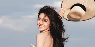 Potret Zhao Jinmai Dalam Update Weibo Terbaru, Santai Elegan di Kapal Yacht Mewah 