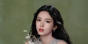 Potret Zhou Ye Tampil Menawan di Premiere THE DEVIL WEARS PRADA 2 di Shanghai 