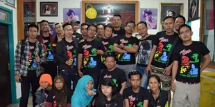 Potret 'Ziarah 20 Tahun' Para Fans ke Makam Nike Ardilla