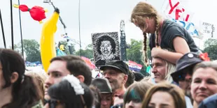 Pria Ini Yang Ternyata Bikin 'Banjir' Penonton Glastonbury 2015