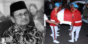 Prosesi Pengantaran Jenazah BJ Habibie, Dibantu Paspampres Berseragam Merah Putih