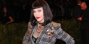 Provokatif - Madonna Letakkan Salib di Sekitar Bagian Pribadi