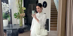 Raisa Lebaran Perdana Tanpa Hamish Daud, Hangat Bareng Zalina dan Ziarah ke Makam Ibunda