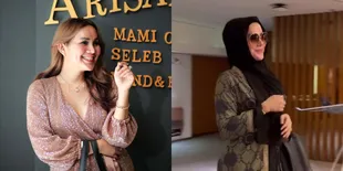 Ramai Dihujat, Ini 10 Potret Isa Zega Umrah Pakai High Heels dan Gamis Berkibar-Kibar - Melenggang Bak Model di Depan Masjid Nabawi