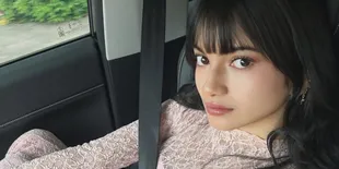 Ratu Sofya Tampil Feminin dan Elegan, Posenya Percaya Diri Banget