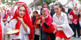 Rayakan HUT Kemerdekaan RI, Potret Seru Ayu Ting Ting Ikut Lomba di Kampung Bareng Warga Sekitar