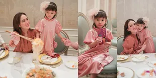 Rayakan Imlek, 8 Potret Shandy Aulia Ajak Claire Herbowo Makan Yu Sheng - Bagi-bagi Angpao