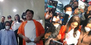 Resmi Jadi Tersangka Kasus Dugaan Pemerasan, Potret Nikita Mirzani Pakai Baju Oranye dan Tersenyum di Depan Awak Media 