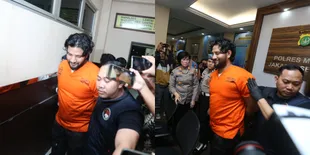 Resmi Jadi Tersangka Kasus Narkoba, Potret Ammar Zoni Sudah Pakai Baju Oranye dan Dikawal Polisi
