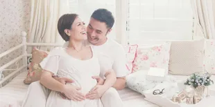 Romantis - Hangat, Maternity Photo Cynthia Lamusu & Surya Saputra