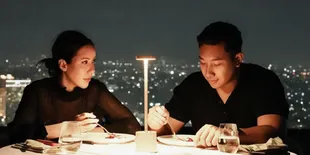 Romantis Bareng Kekasih, Foto-Foto Darma Mangkuluhur Anak Tommy Soeharto Dinner Mewah di Rooftop