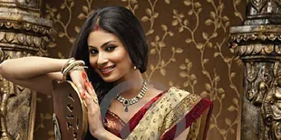 Saat Mouni Roy Berpakaian Pengantin - Super Cantik