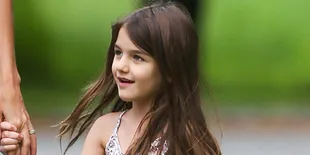 Saat Suri Cruise Bersikap Terlalu Manja Pada Ibunya