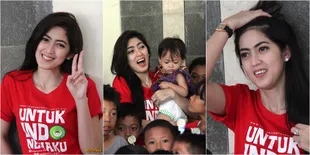 Sabrina Piscalia Akrab Dengan Anak-Anak Saat Bantu Korban Banjir