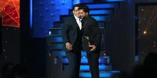 Salman Khan Rangkul Shahrukh Khan di Atas Panggung