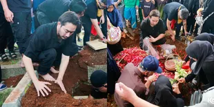 Sang Bunda Dimakamkan Dalam Satu Liang yang Sama dengan Mendiang Ayah dan Kakaknya, Jeje Govinda: Mama Sudah Tenang