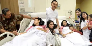 SBY Genggam Tangan Bu Ani Yang Sakit Kanker, Anak Cucu Dampingi