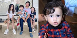Sebentar Lagi Genap 2 Tahun, Intip Potret Baby Saka Anak Ussy dan Andhika yang Makin Ganteng - Rambutnya Tambah Kriwul