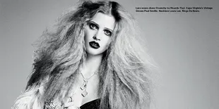 Seksi Nan Misterius - Lara Stone Nyaris Topless di Majalah i-D