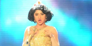 Seksinya Dewi Perssik Dengan Gaun Transparan