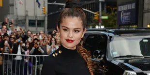 Selena Gomez Tampil Percaya Diri Dengan Baju Pengemis